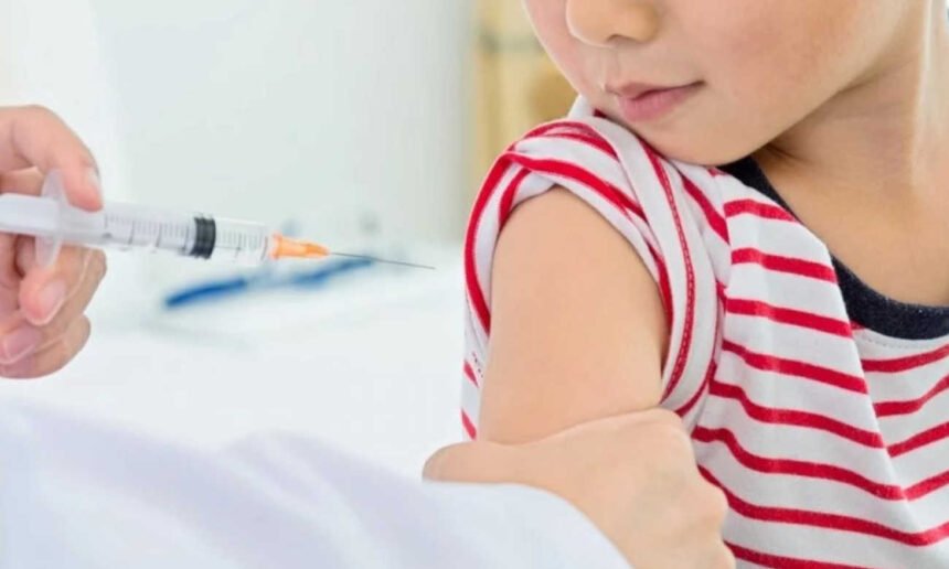 Personal de salud aplica una vacuna a un niño en el marco de una campaña de inmunización. Foto de archivo.