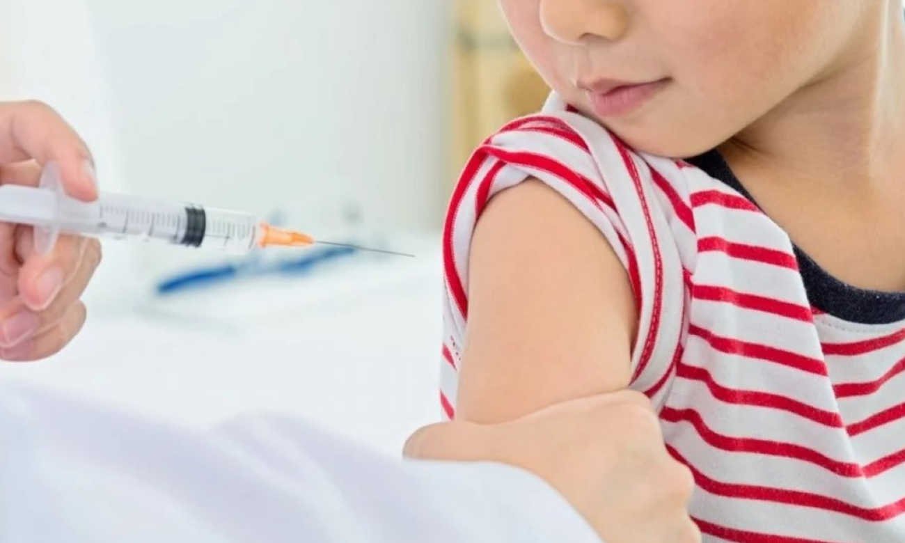 Personal de salud aplica una vacuna a un niño en el marco de una campaña de inmunización. Foto de archivo.