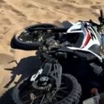 Moto involucrada en el accidente en los médanos de Villa Gesell, donde un joven de 28 años perdió la vida durante el Enduro del Verano.