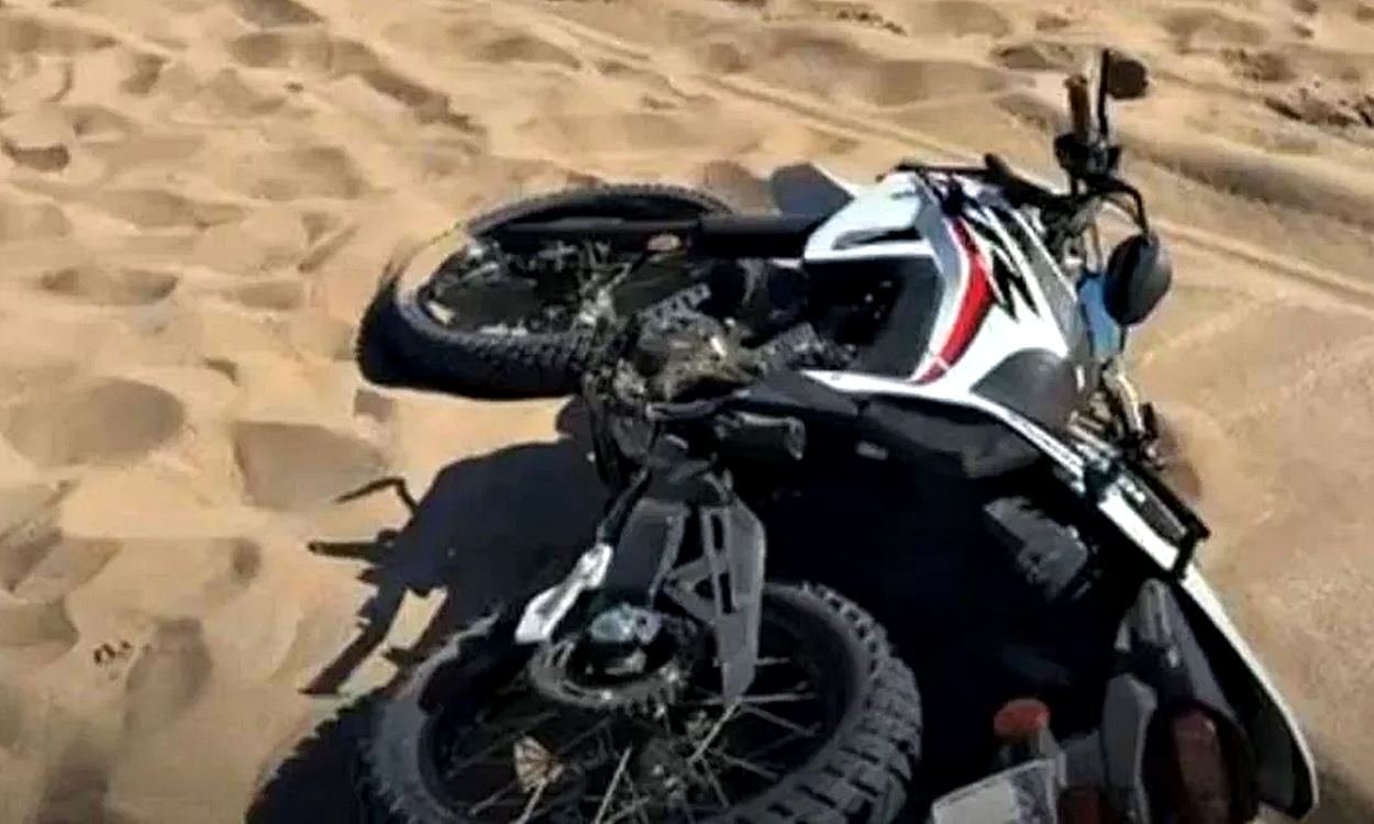 Moto involucrada en el accidente en los médanos de Villa Gesell, donde un joven de 28 años perdió la vida durante el Enduro del Verano.