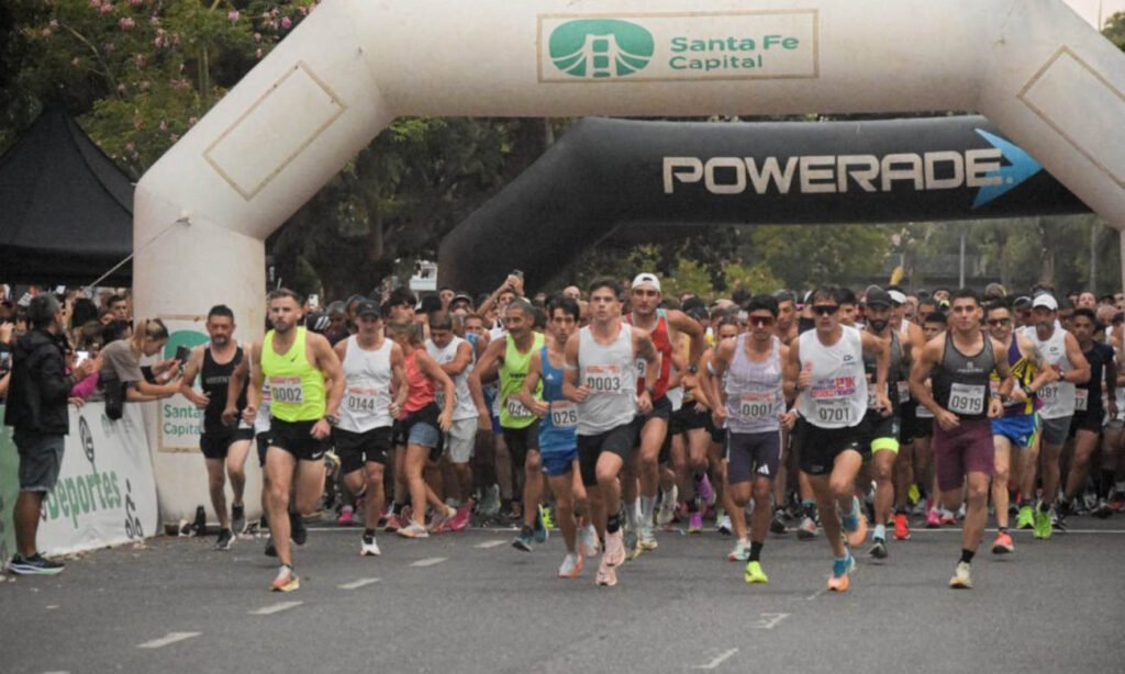 Largada de la Media Maratón de Santa Fe, con la participación de atletas de alto nivel, aficionados al running y corredores amateurs provenientes de distintos puntos del país.