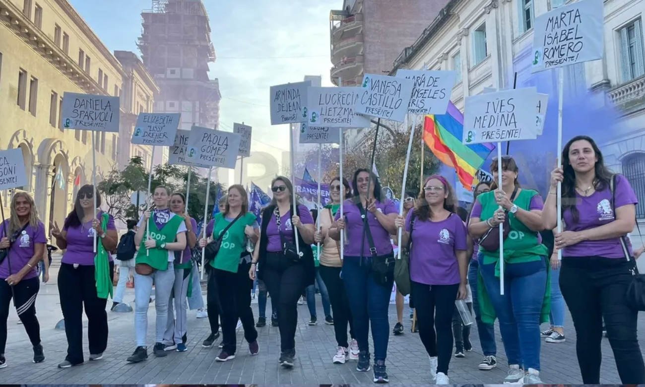 Movilización por el Día Internacional de la Mujer en el centro de Santa Fe con organizaciones y manifestantes que reclaman derechos e igualdad.Movilización por el Día Internacional de la Mujer en el centro de Santa Fe con organizaciones y manifestantes que reclaman derechos e igualdad.