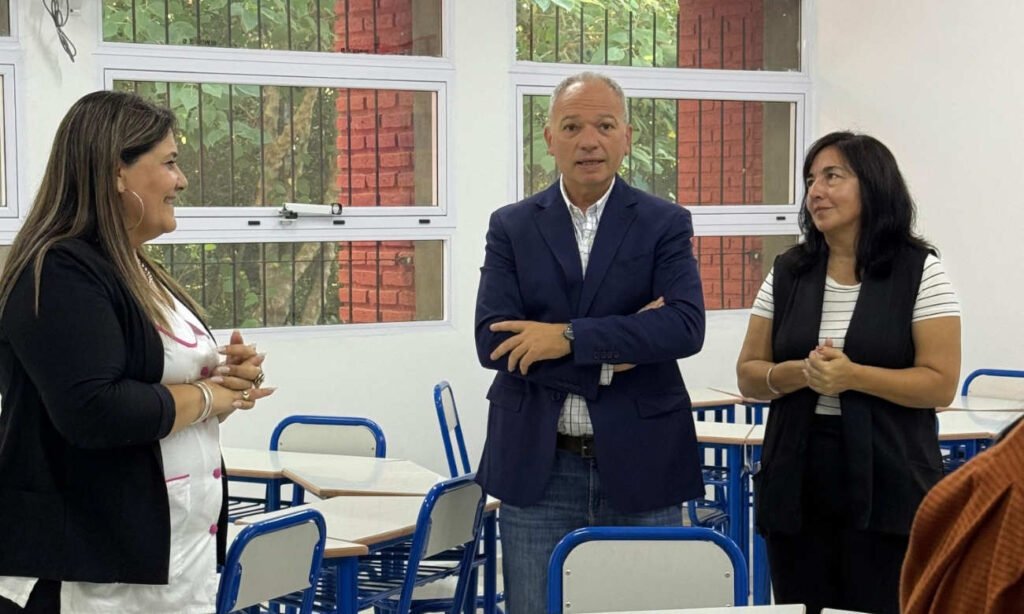 El intendente Cotterli recorre la nueva aula inaugurada en la Escuela N° 1025, en el marco del inicio del ciclo lectivo en Laguna Paiva.