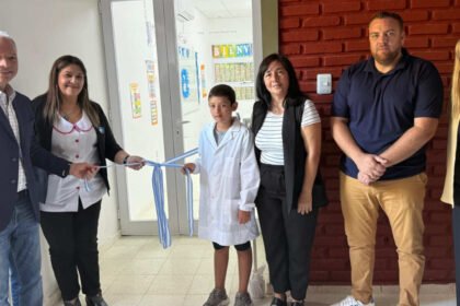 Autoridades municipales y educativas participan del acto de inicio del ciclo lectivo y la inauguración de una nueva aula en la Escuela N° 1025 de Laguna Paiva.