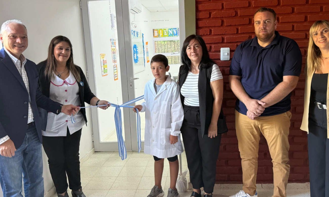 Autoridades municipales y educativas participan del acto de inicio del ciclo lectivo y la inauguración de una nueva aula en la Escuela N° 1025 de Laguna Paiva.