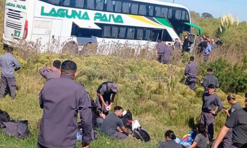 Colectivo de la empresa Laguna Paiva volcado sobre la autopista Rosario–Santa Fe tras el choque con una camioneta. El vehículo trasladaba a efectivos penitenciarios. Foto: Gentileza.