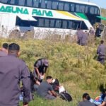 Colectivo de la empresa Laguna Paiva volcado sobre la autopista Rosario–Santa Fe tras el choque con una camioneta. El vehículo trasladaba a efectivos penitenciarios. Foto: Gentileza.