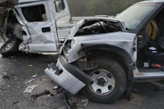 Operativo de bomberos y servicios de emergencia tras el choque frontal entre una camioneta y un utilitario en la ruta provincial 14.