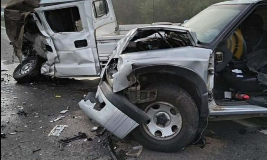 Operativo de bomberos y servicios de emergencia tras el choque frontal entre una camioneta y un utilitario en la ruta provincial 14.