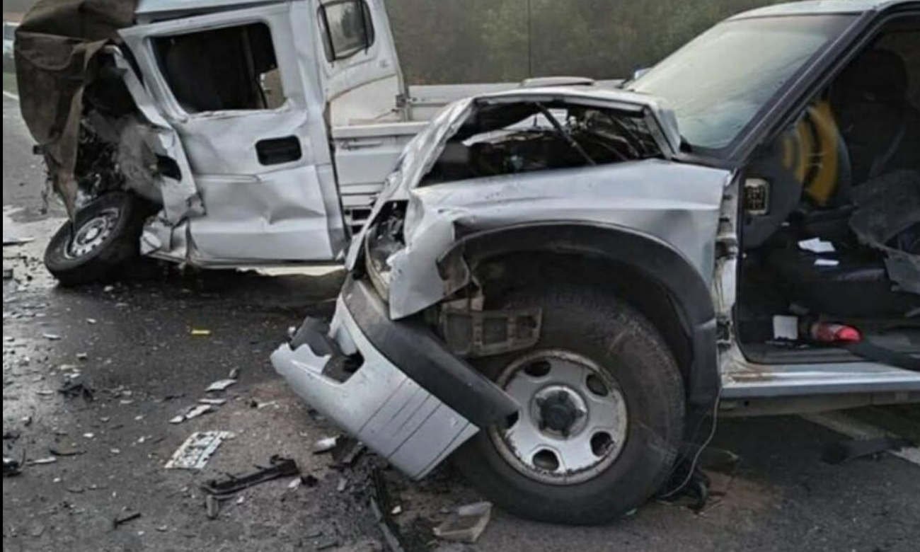 Operativo de bomberos y servicios de emergencia tras el choque frontal entre una camioneta y un utilitario en la ruta provincial 14.