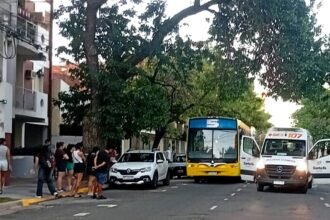 Accidente de tránsito en el macrocentro de la ciudad de Santa Fe con intervención de personal policial y servicios de emergencia.