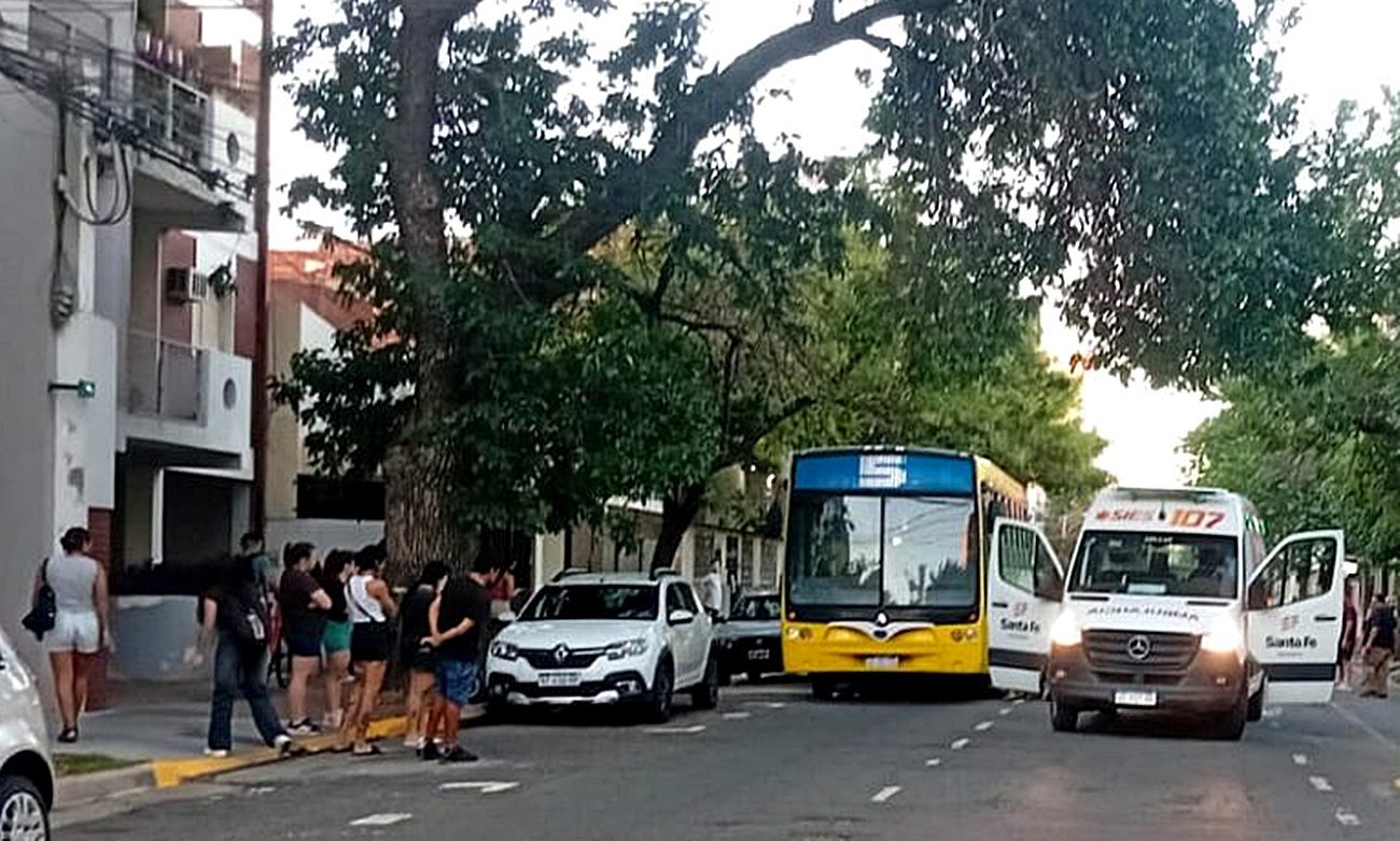 Accidente de tránsito en el macrocentro de la ciudad de Santa Fe con intervención de personal policial y servicios de emergencia.