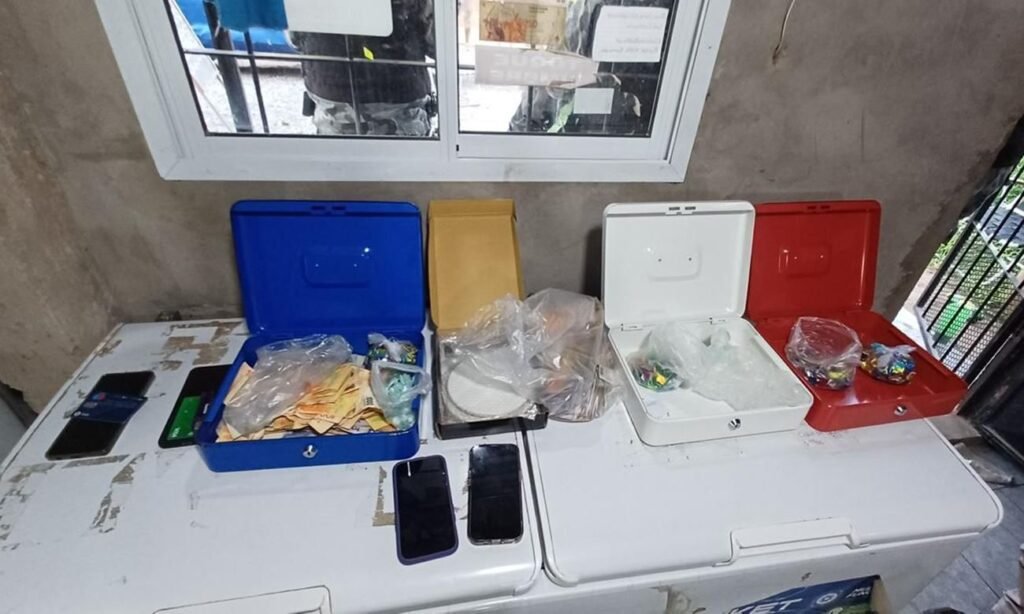 Cocaína fraccionada en casi 3 mil dosis, dinero en efectivo, un arma de fuego y celulares, elementos secuestrados por la Policía de Investigaciones en los allanamientos realizados en Santo Tomé.