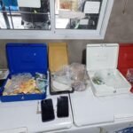 Cocaína fraccionada en casi 3 mil dosis, dinero en efectivo, un arma de fuego y celulares, elementos secuestrados por la Policía de Investigaciones en los allanamientos realizados en Santo Tomé.