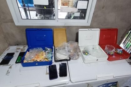 Cocaína fraccionada en casi 3 mil dosis, dinero en efectivo, un arma de fuego y celulares, elementos secuestrados por la Policía de Investigaciones en los allanamientos realizados en Santo Tomé.