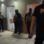 Operativo policial en la ciudad de Santa Fe tras los allanamientos que permitieron detener a cuatro personas y secuestrar armas y drogas en el marco de una investigación provincial.