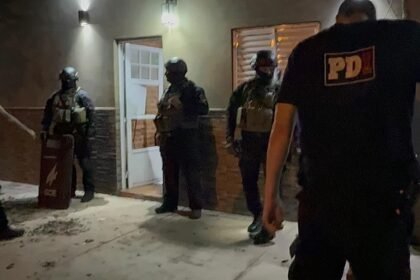 Operativo policial en la ciudad de Santa Fe tras los allanamientos que permitieron detener a cuatro personas y secuestrar armas y drogas en el marco de una investigación provincial.