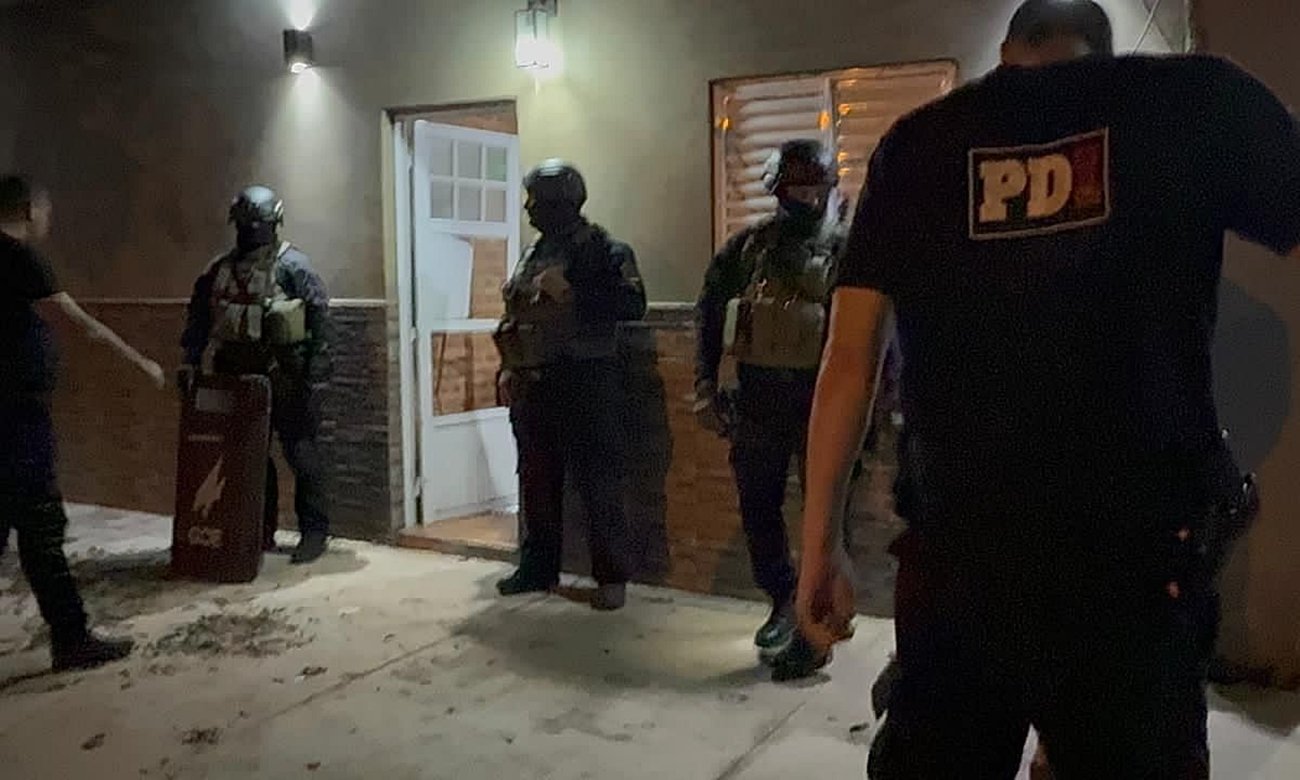 Operativo policial en la ciudad de Santa Fe tras los allanamientos que permitieron detener a cuatro personas y secuestrar armas y drogas en el marco de una investigación provincial.