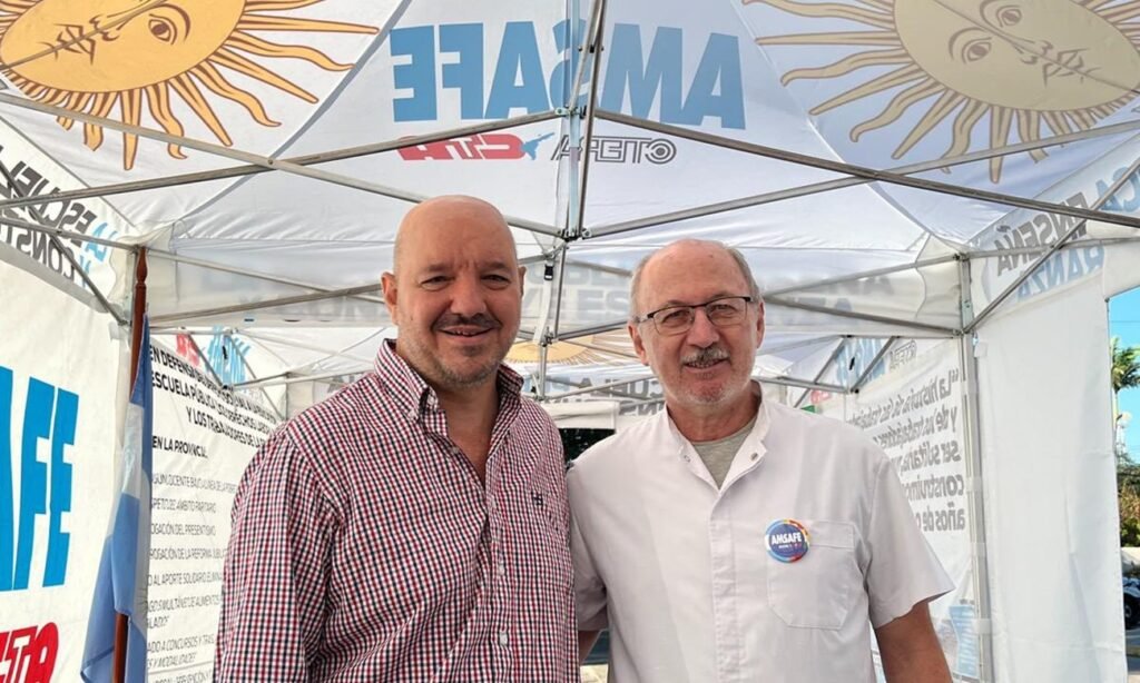 Rodrigo Alonso, secretario general de AMSAFE, junto al delegado seccional de General Obligado, Edgardo Crettaz, durante el inicio de la Carpa Blanca de la Dignidad en Reconquista. Foto de archivo.