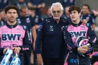 Franco Colapinto junto a Flavio Briatore y Pierre Gasly durante una actividad del equipo Alpine en un fin de semana de Fórmula 1.
