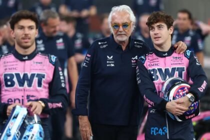 Franco Colapinto junto a Flavio Briatore y Pierre Gasly durante una actividad del equipo Alpine en un fin de semana de Fórmula 1.