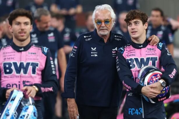Franco Colapinto junto a Flavio Briatore y Pierre Gasly durante una actividad del equipo Alpine en un fin de semana de Fórmula 1.