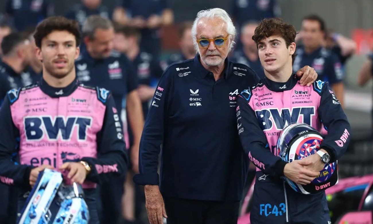 Franco Colapinto junto a Flavio Briatore y Pierre Gasly durante una actividad del equipo Alpine en un fin de semana de Fórmula 1.