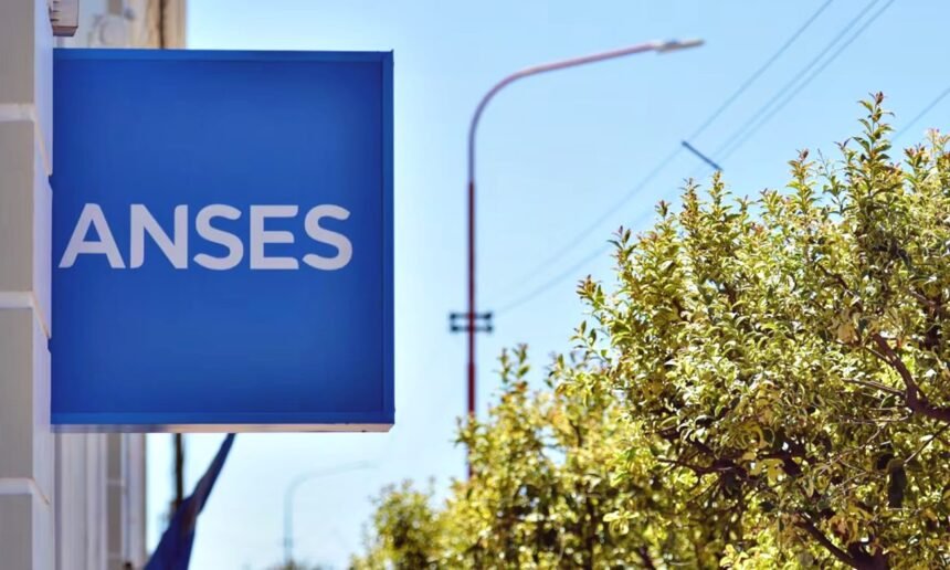 Oficina de atención de ANSES donde beneficiarios realizan consultas y trámites vinculados a asignaciones y prestaciones sociales. Foto: archivo.