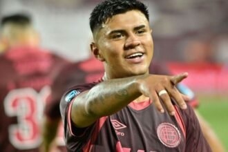 Dylan Aquino celebra uno de sus tres goles en la contundente victoria de Lanús ante Newell’s. Foto de archivo.