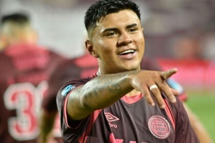 Dylan Aquino celebra uno de sus tres goles en la contundente victoria de Lanús ante Newell’s. Foto de archivo.