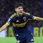Tomás Aranda celebra su gol con la camiseta de Boca Juniors en un partido oficial, en una escena de festejo y emoción en La Bombonera.