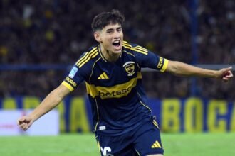 Tomás Aranda celebra su gol con la camiseta de Boca Juniors en un partido oficial, en una escena de festejo y emoción en La Bombonera.