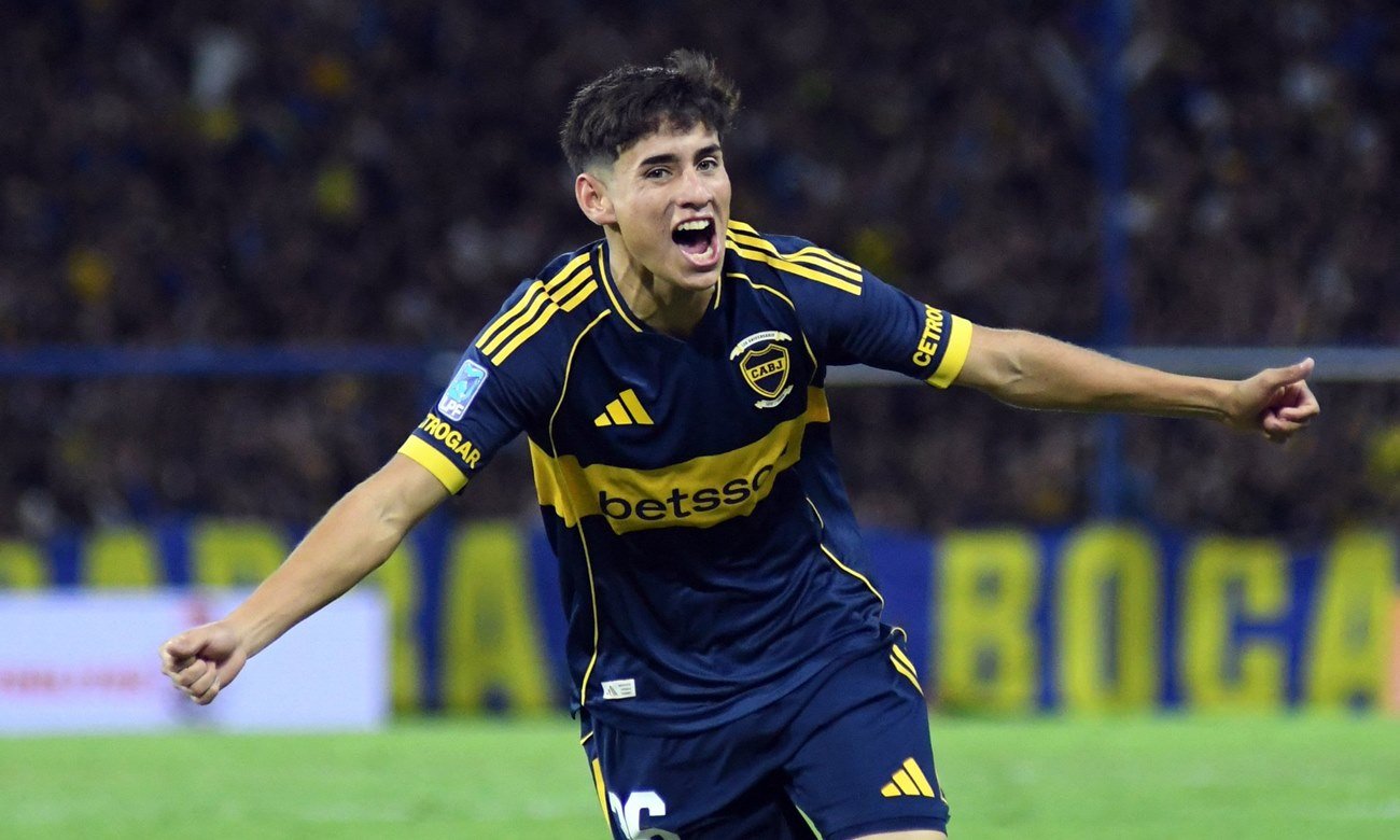 Tomás Aranda celebra su gol con la camiseta de Boca Juniors en un partido oficial, en una escena de festejo y emoción en La Bombonera.