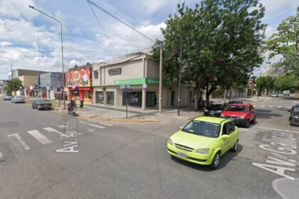 Esquina de Aristóbulo del Valle y Galicia, en el norte de la ciudad de Santa Fe, donde se registró un violento robo cometido por motochorros. Foto de archivo.