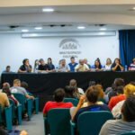 Dirigentes y delegados de ASOEM durante una reunión gremial en el marco de un conflicto laboral municipal.