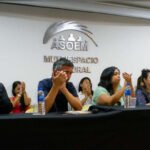 Delegados y trabajadores municipales durante una asamblea sindical en el marco de una medida de fuerza.