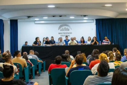 Dirigentes y delegados de ASOEM durante una reunión gremial en el marco de un conflicto laboral municipal.