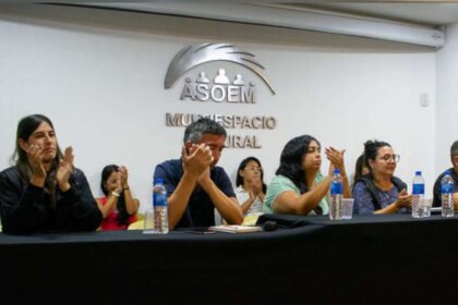 Delegados y trabajadores municipales durante una asamblea sindical en el marco de una medida de fuerza.