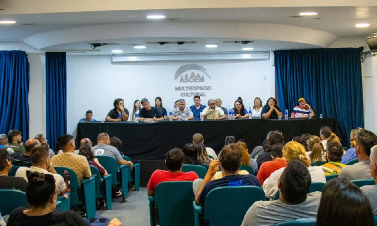 Dirigentes y delegados de ASOEM durante una reunión gremial en el marco de un conflicto laboral municipal.