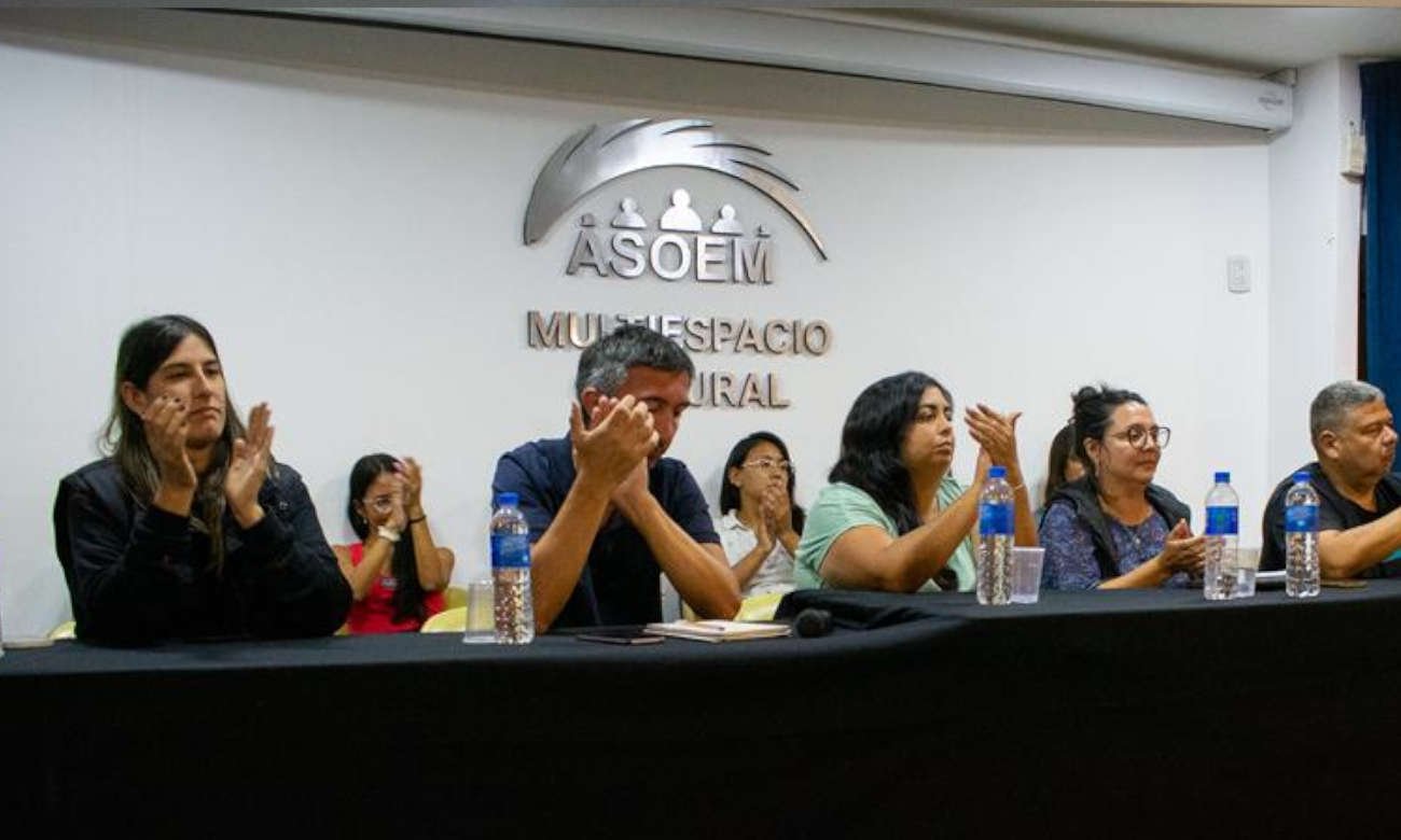 Delegados y trabajadores municipales durante una asamblea sindical en el marco de una medida de fuerza.