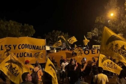 Afiliados de ASOEM se movilizan en reclamo de mejoras salariales y condiciones laborales, en una imagen de archivo.