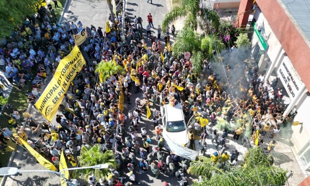 Movilización de trabajadores municipales frente al Palacio Municipal de Sauce Viejo en el marco del conflicto entre el municipio y el gremio ASOEM.