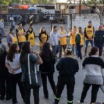 Trabajadores municipales realizan una manifestación frente a un obrador en el marco de un conflicto sindical.