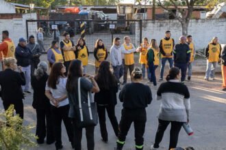 Trabajadores municipales realizan una manifestación frente a un obrador en el marco de un conflicto sindical.