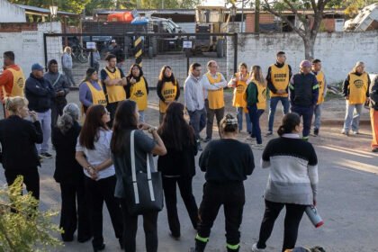Trabajadores municipales realizan una manifestación frente a un obrador en el marco de un conflicto sindical.