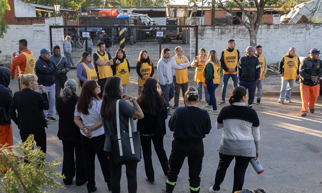 Trabajadores municipales realizan una manifestación frente a un obrador en el marco de un conflicto sindical.