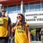 Trabajadores nucleados en Asoem se movilizan frente a la Municipalidad de Sauce Viejo en el marco de un reclamo gremial por condiciones laborales y representación sindical.