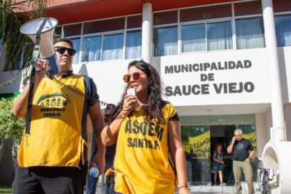 Trabajadores nucleados en Asoem se movilizan frente a la Municipalidad de Sauce Viejo en el marco de un reclamo gremial por condiciones laborales y representación sindical.