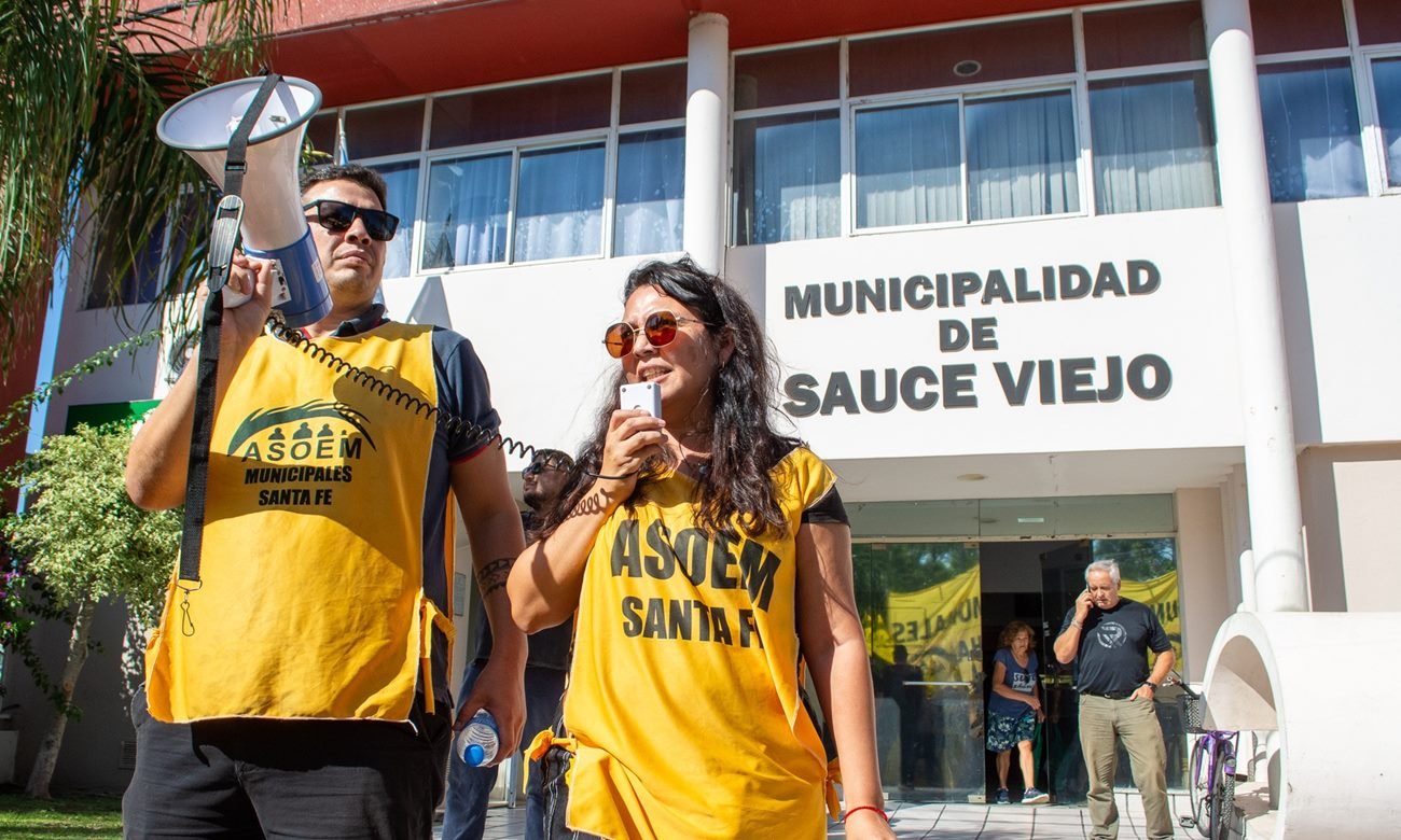 Trabajadores nucleados en Asoem se movilizan frente a la Municipalidad de Sauce Viejo en el marco de un reclamo gremial por condiciones laborales y representación sindical.