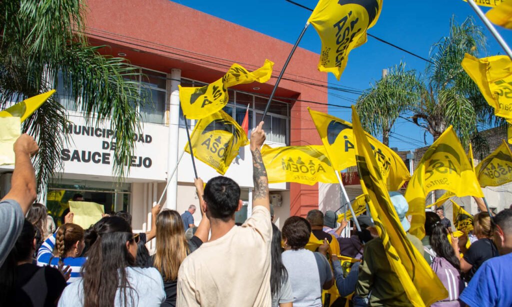 Trabajadores de ASOEM se movilizan frente a la Municipalidad de Sauce Viejo, en Sauce Viejo, en el marco de una protesta por reclamos salariales y mejores condiciones laborales. Foto de archivo.